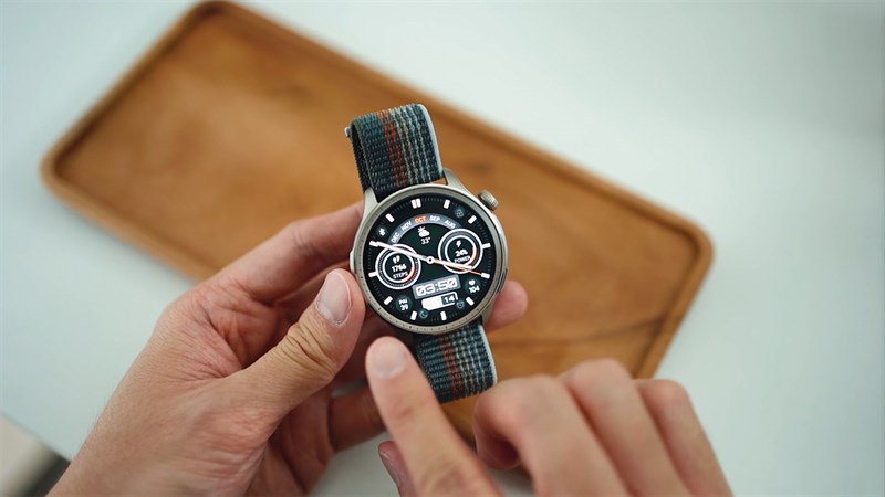 Amazfit Balance sở hữu thiết kế sang trọng, cứng cáp Amazfit Balance sở hữu thiết kế sang trọng, cứng cáp