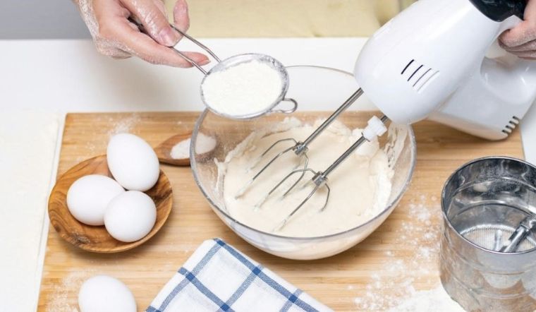 Hướng dẫn cách nhồi bột bằng máy đánh trứng cực tiện lợi