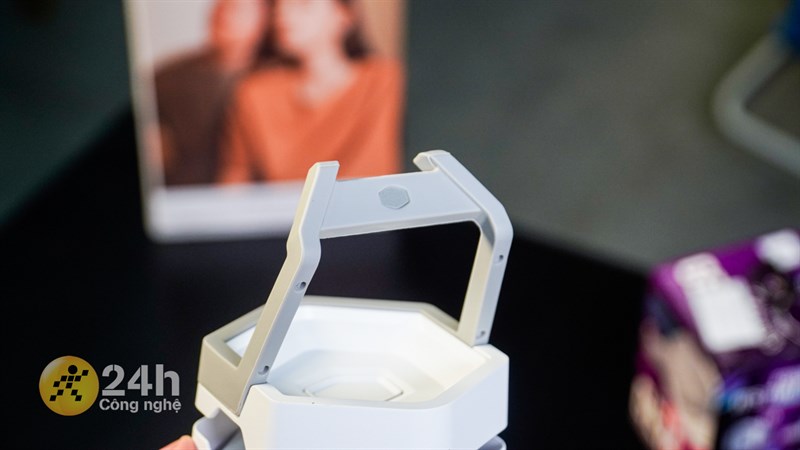 Phần tay đỡ của Cooler Master MasterAccessory GEM được làm từ chất liệu thép bọc silicone