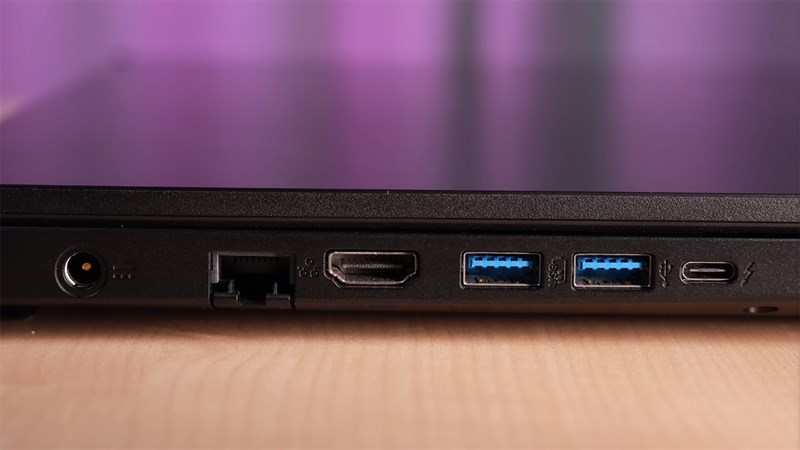Cạnh trái của Acer Nitro V 2023 Cạnh trái của Acer Nitro V 2023