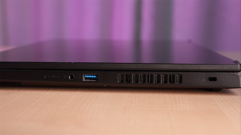 Cạnh phải của Acer Nitro V 2023 Cạnh phải của Acer Nitro V 2023