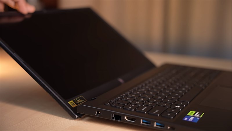 Bản lề Acer Nitro V 2023 được thiết kế theo dạng nâng hạ công thái học Bản lề Acer Nitro V 2023 được thiết kế theo dạng nâng hạ công thái học