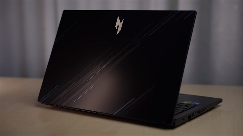 So với một chiếc laptop gaming thì Acer Nitro V 2023 trông rất gọn So với một chiếc laptop gaming thì Acer Nitro V 2023 trông rất gọn
