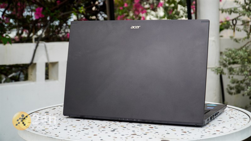 Acer Aspire 7 A715 76G 59MW được thiết kế theo phong cách tối giản hẳn nhiều hãng Laptop Gaming khác mà mình từng biết