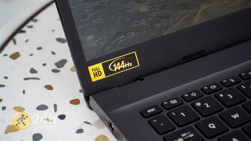 Bản lề của Acer Aspire 7 A715 76G 59MW được thiết kế theo dạng công thái học