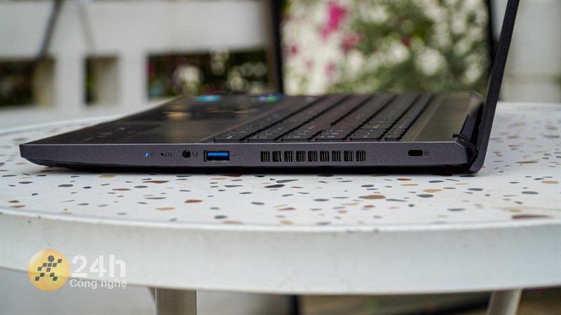 Cạnh phải của Acer Aspire 7 A715 76G 59MW