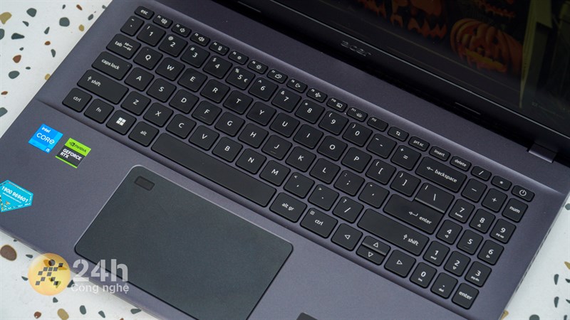 Acer Aspire 7 A715 76G 59MW được trang bị bàn phím layout 98% và trackpad rộng rãi