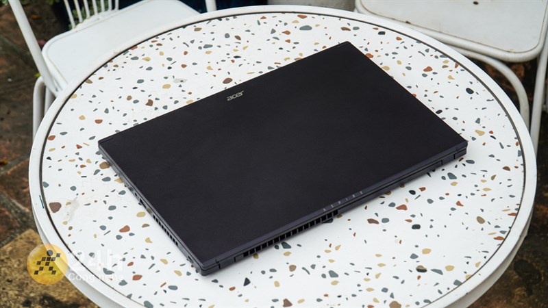 Acer Aspire 7 A715 76G 59MW có chất lượng hoàn thiện chắc chắn