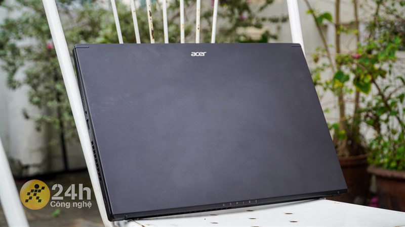 Acer Aspire 7 A715 76G 59MW còn sở hữu kích thước gọn gàng và cân nặng vừa phải