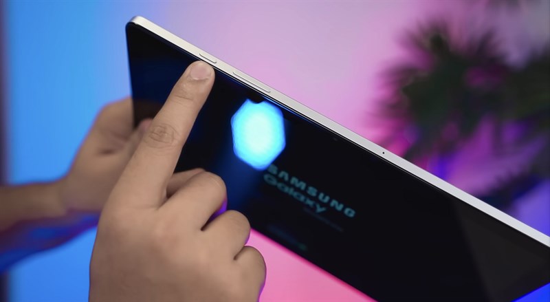 Cạnh phải của Galaxy Tab A9+ chứa nút nguồn kiêm cảm biến vân tay và cụm phím tăng giảm âm lượng Cạnh phải của Galaxy Tab A9+ chứa nút nguồn kiêm cảm biến vân tay và cụm phím tăng giảm âm lượng