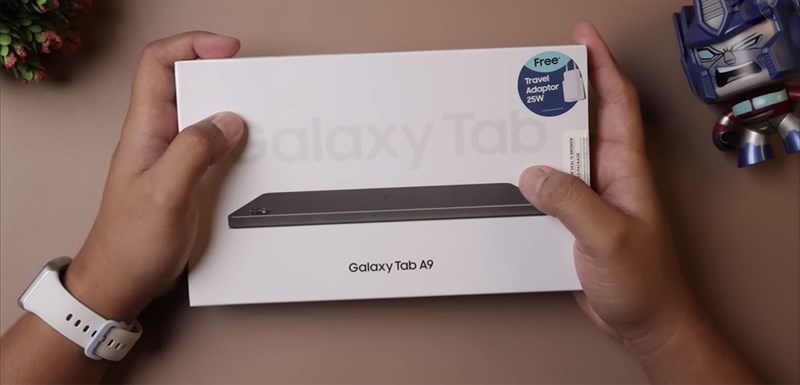 Hộp đựng Galaxy Tab A9 được thiết kế tương tự như nhiều sản phẩm khác của hãng