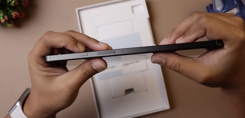 Cạnh phải của Galaxy Tab A9 chứa 1 nút nguồn và cụm phím tăng giảm âm lượng