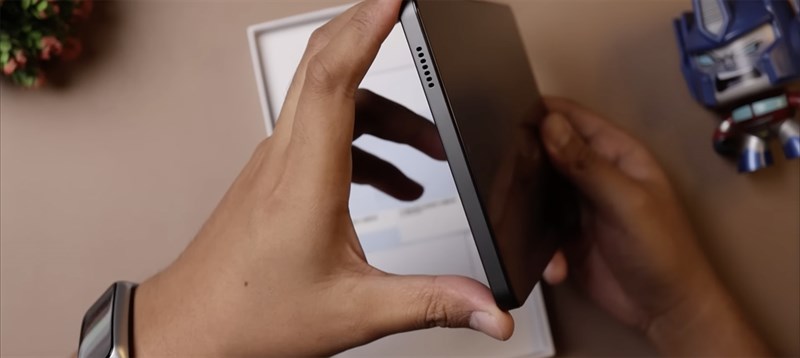  Cạnh trên của Galaxy Tab A9 chứa 1 dải loa