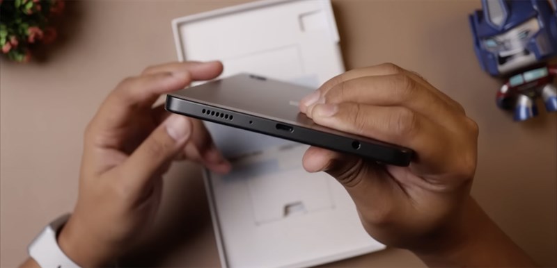 Cạnh đáy của Galaxy Tab A9 chứa 2 dải loa và cổng sạc USB-C
