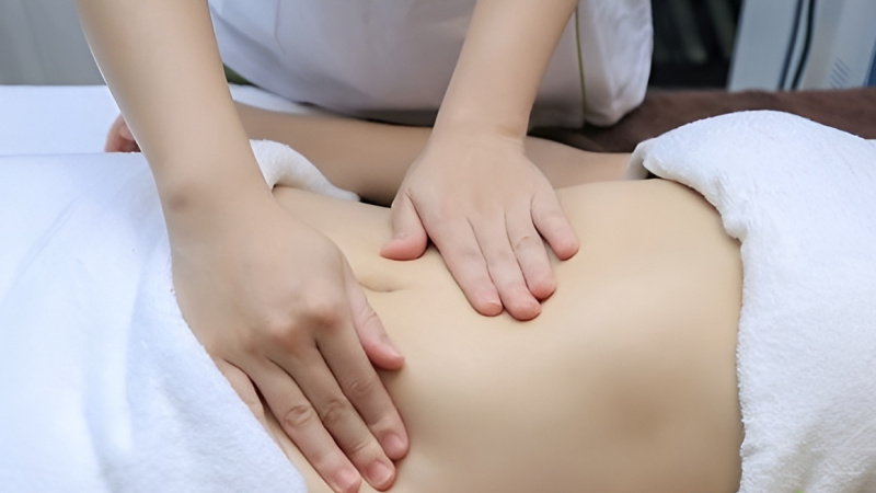 Sau khi sinh thường khoảng 4-5 ngày có thể áp dụng massage giảm mỡ bụng