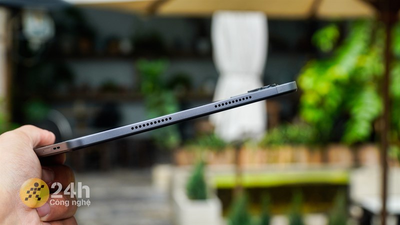 Cạnh trên chứa 2 dải loa Cạnh trên chứa 2 dải loa