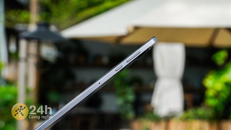 Cạnh phải của Honor Pad X9 chứa nút nguồn, mic và cụm phím tăng giảm âm lượng Cạnh phải của Honor Pad X9 chứa nút nguồn, mic và cụm phím tăng giảm âm lượng