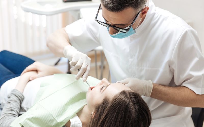 Bạn nên tuân thủ theo phác đồ điều trị của bác sĩ khi niềng răng