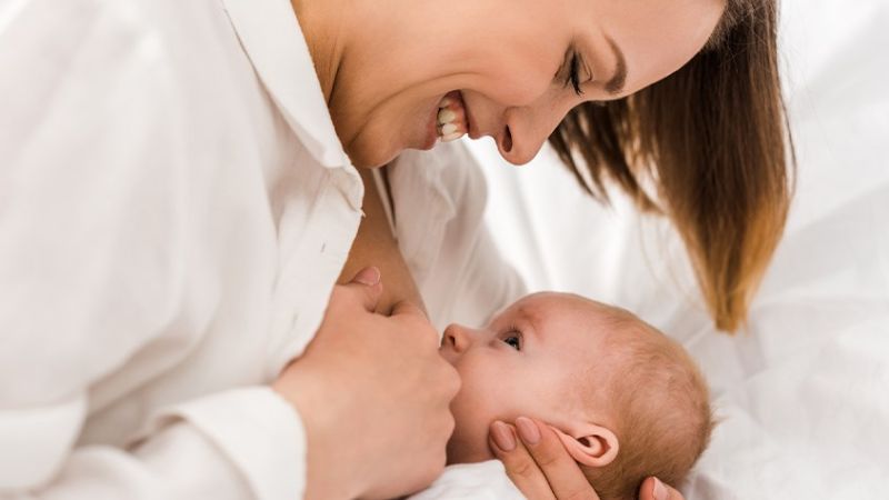 Cho bé bú mẹ trực tiếp kết hợp vắt sữa bằng tay