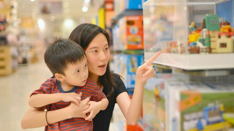 Những lưu ý bố mẹ cần biết khi đưa trẻ cùng đi mua sắm