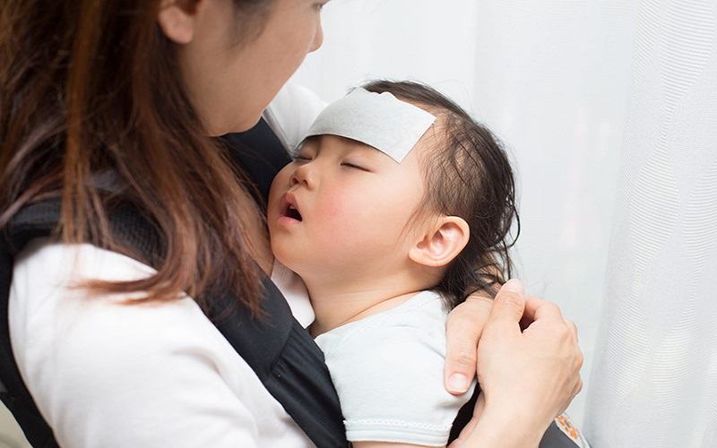 Cách chăm sóc trẻ bị sốt sau khi tiêm phòng