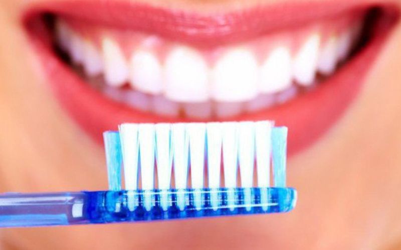 Đánh răng sai cách gây ra tụt lợi khi niềng