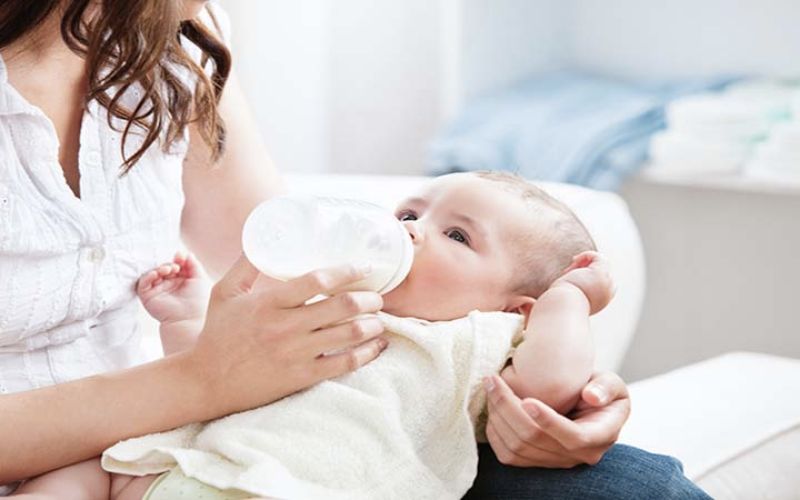Nếu trẻ sốt nhẹ nên cho trẻ uống nhiều nước và đặt trẻ nằm ở chỗ thoáng