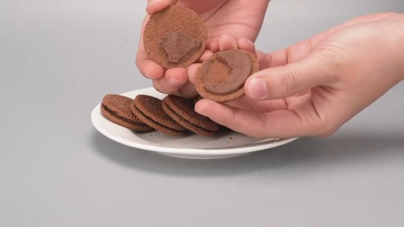 Bánh quy socola nhân kem socola Cream-O