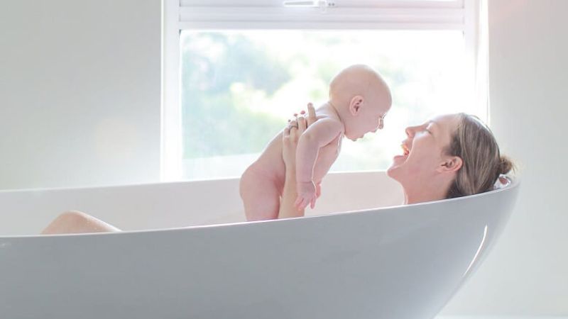 Mẹ sau sinh bao lâu thì được tắm trắng?