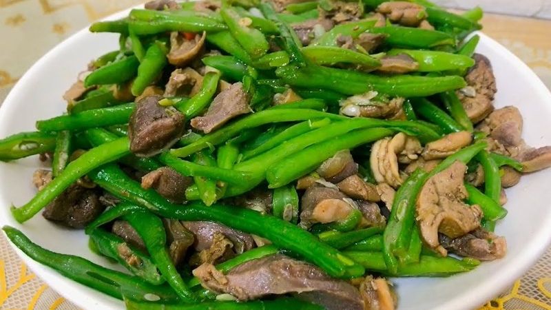 Stir-fried sugarcane leaves with green beans
