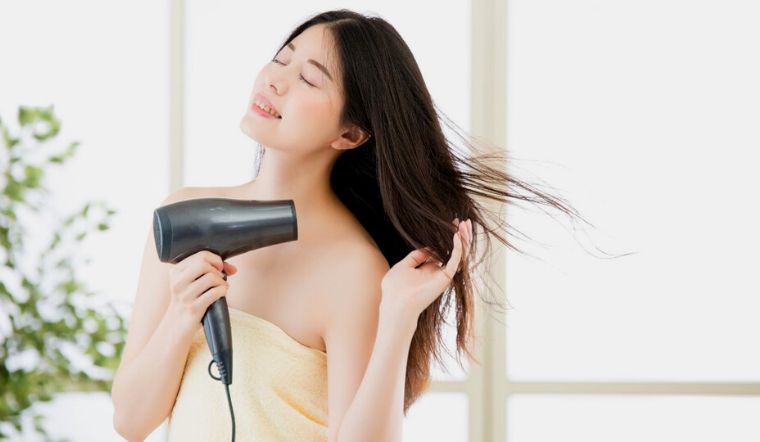 Bỏ túi 6 mẹo sấy khô tóc cực nhanh giúp bạn tiết kiệm thời gian