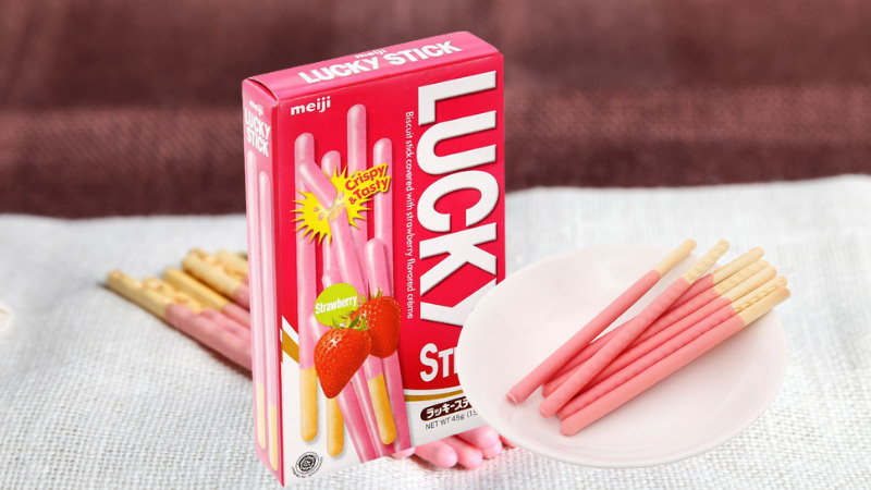 Bánh que Meiji Lucky Stick phủ kem hương dâu