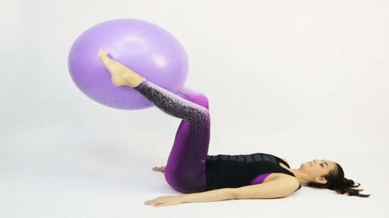 Exercise 3: Knee folds with ball