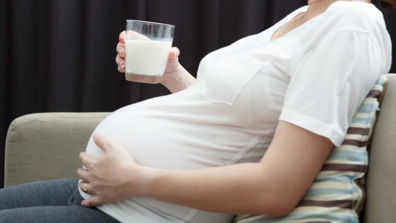 Có nên uống sữa bầu trong 3 tháng đầu?