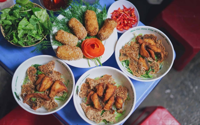 Bún cá Sâm Cây Si có một điểm đặc biệt là có thêm món cá cuộn thịt không quán nào có tại Thủ đô Hà Nội.