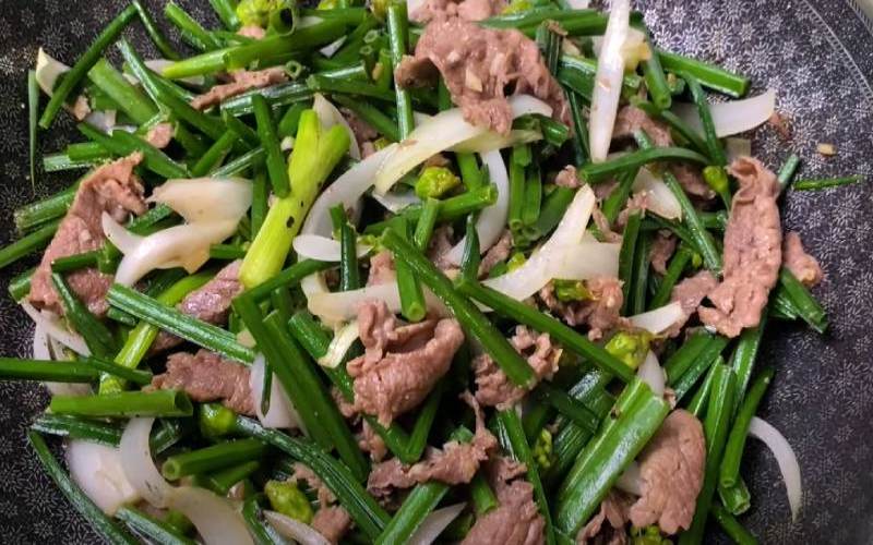 Stir-fried beef with hẹ vegetable