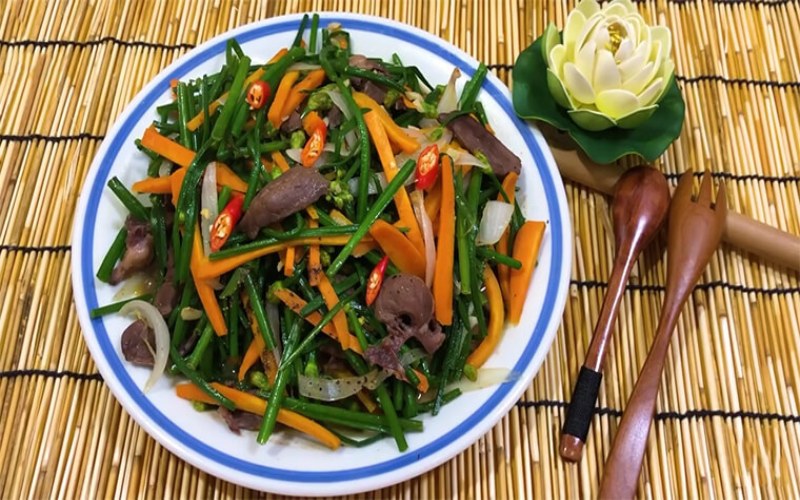 Stir-fried pork liver with hẹ vegetable