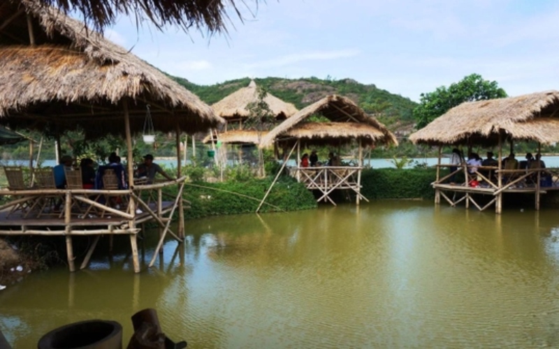Quán câu cá Vườn Hoang được xem là địa điểm vui chơi giải trí cho những gia đình yêu thích niềm vui bình dị cuối tuần.
