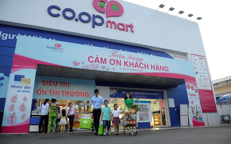 Coop Mart Bến Lức là địa điểm mua sắm của người dân địa phương nơi đây, bao gồm cả khu vui chơi. 