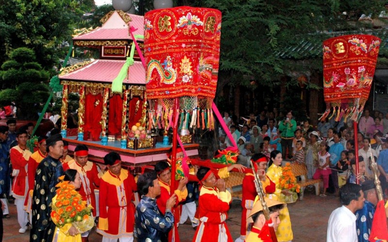Rituals of the Dinh Ba Ong Lang festival