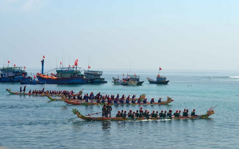 Exciting activities in the festival area of the Dinh Ba Ong Lang festival