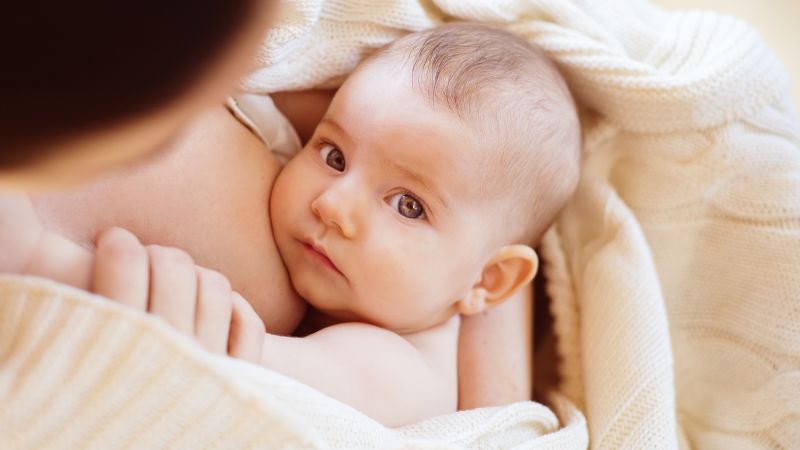 8 mẹo giúp con không ngủ quên trong khi đang bú sữa mẹ