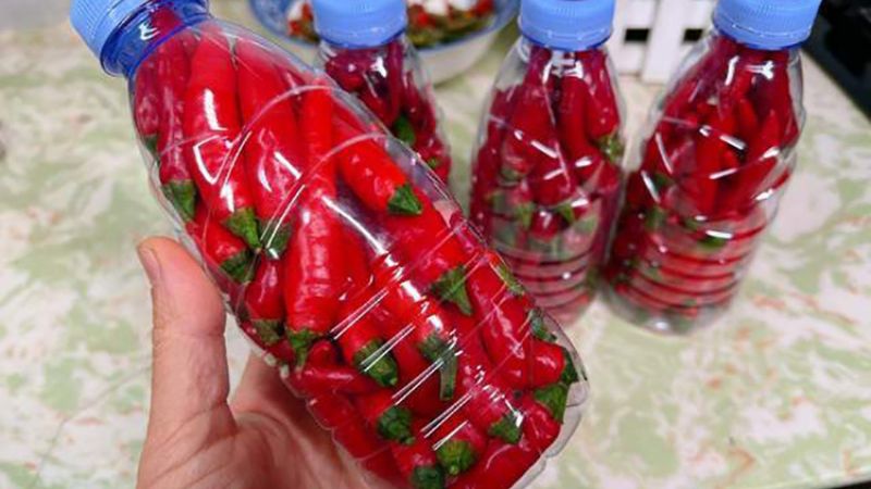 Cách bảo quản ớt tươi bằng chai nước