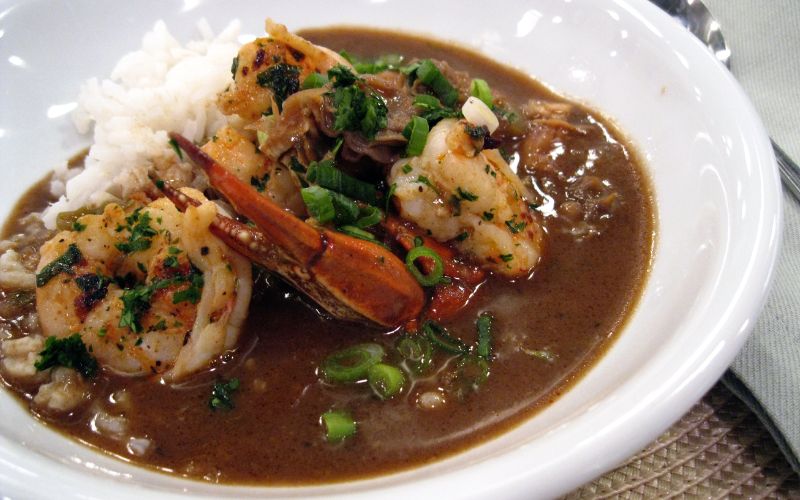 Món súp Gumbo hải sản mang mùi thơm đặc trưng và hương vị thơm ngọt, đậm đà