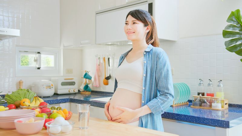 Người mẹ có cần tăng gấp đôi lượng calo nạp vào khi mang thai đôi không?