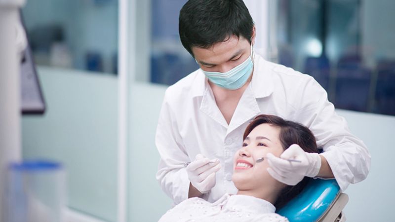 Bọc răng sứ bị hôi miệng nên làm gì?