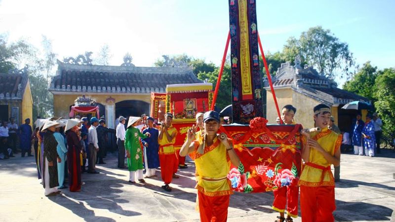 Nghi thức rước kiệu trong lễ hội làng gốm Thanh Hà