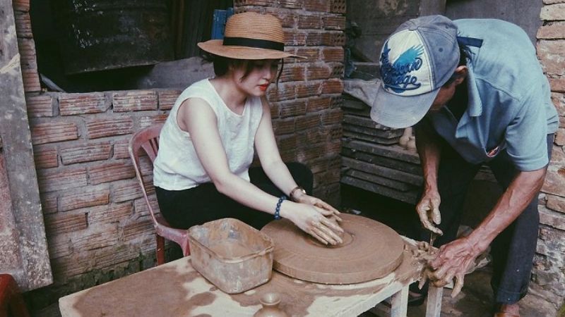 Du khách tự tay sáng tạo nên sản phẩm gốm độc đáo