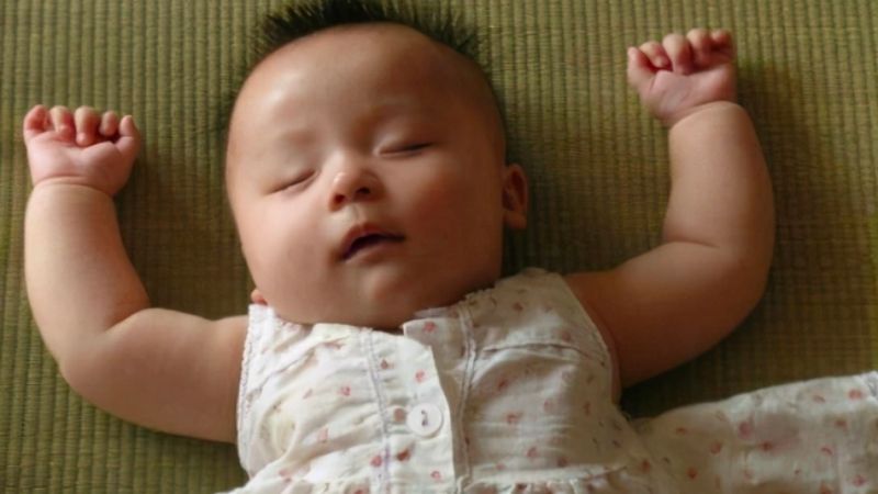 Đây là lý do vì sao trẻ thích giơ 2 tay ‘đầu hàng’ khi ngủ?