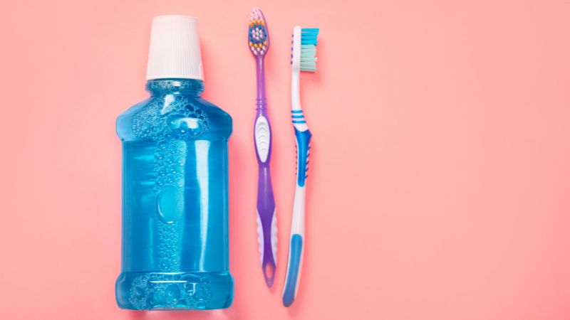 Vì sao nên sử dụng nước súc miệng loại bỏ cao răng?